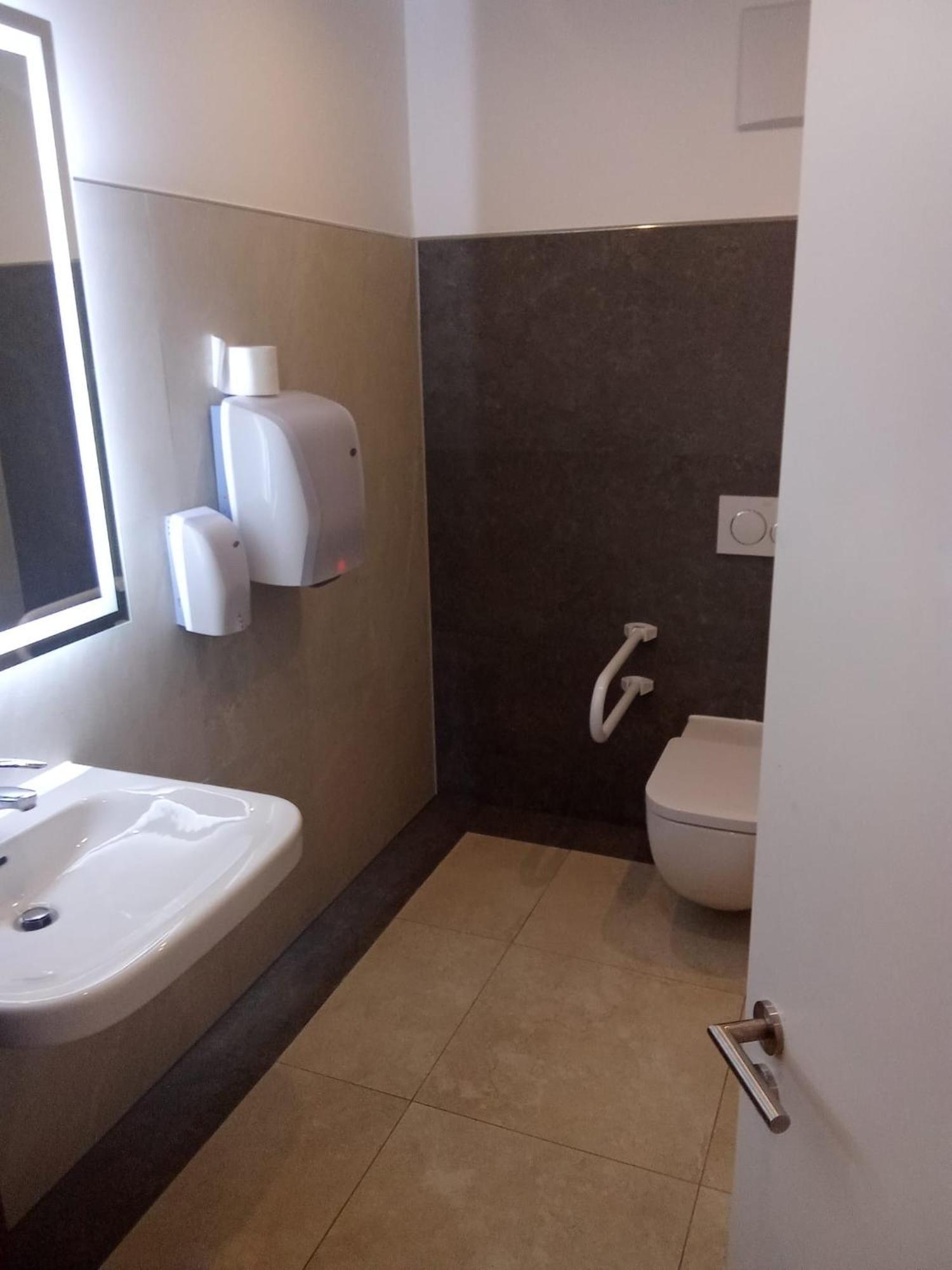 Hotel Business Bay Das Ehemalige Staycation Hotel Зиндельфинген Экстерьер фото
